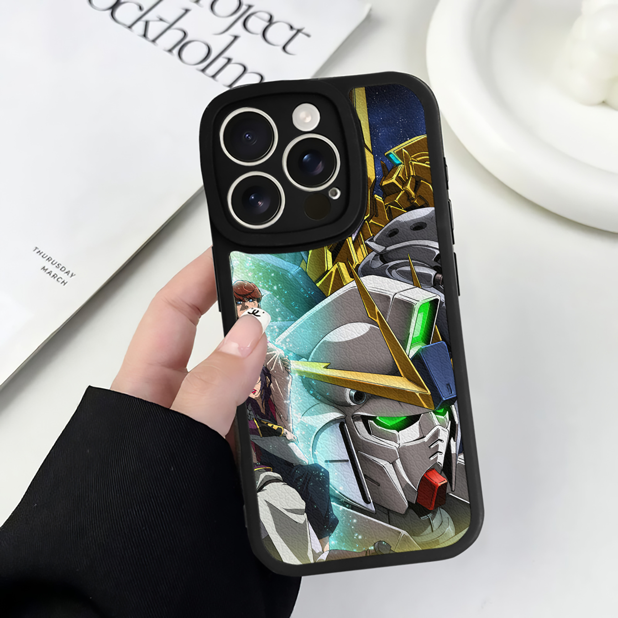 （画像用） 機動戦士ガンダム Mobile Suit Gundam 【iPhone 16シリーズ対応】シリコンスマホケース（レザー調） 材質：シリコン